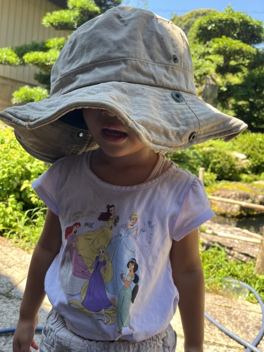 孫に被せる夏帽子