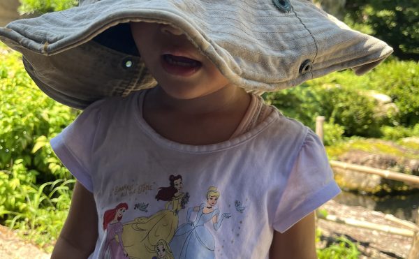 孫に被せる夏帽子